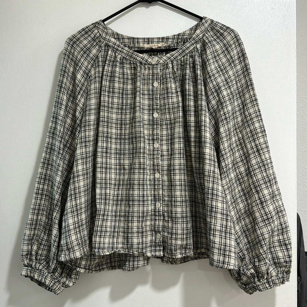 Great condition 100% linen top by Canadian designer Gillian Stevens